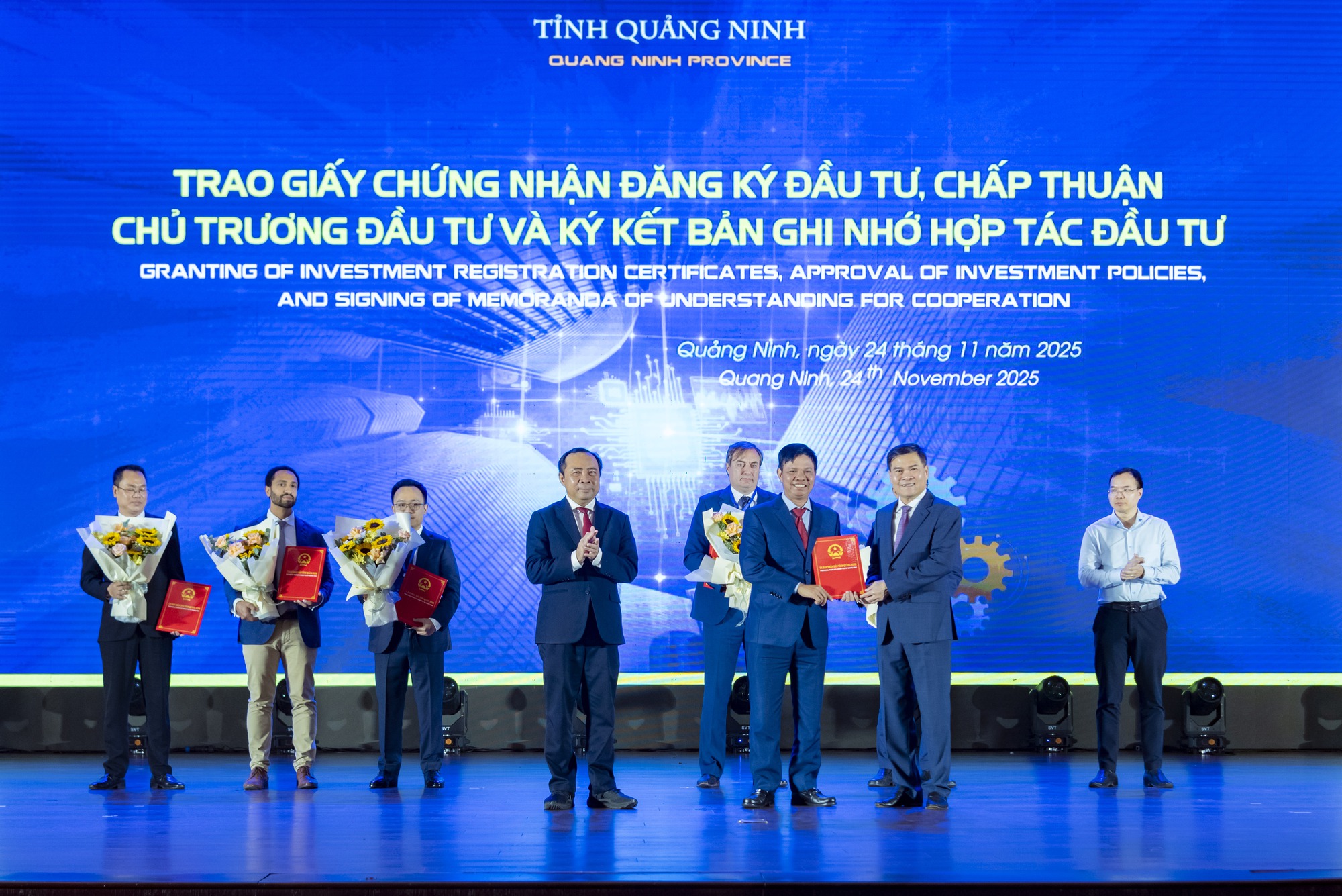 Đại diện Tập đoàn nhận chứng nhận đăng ký đầu tư dự án xây dựng Khu Công nghệ số tại Quảng Ninh