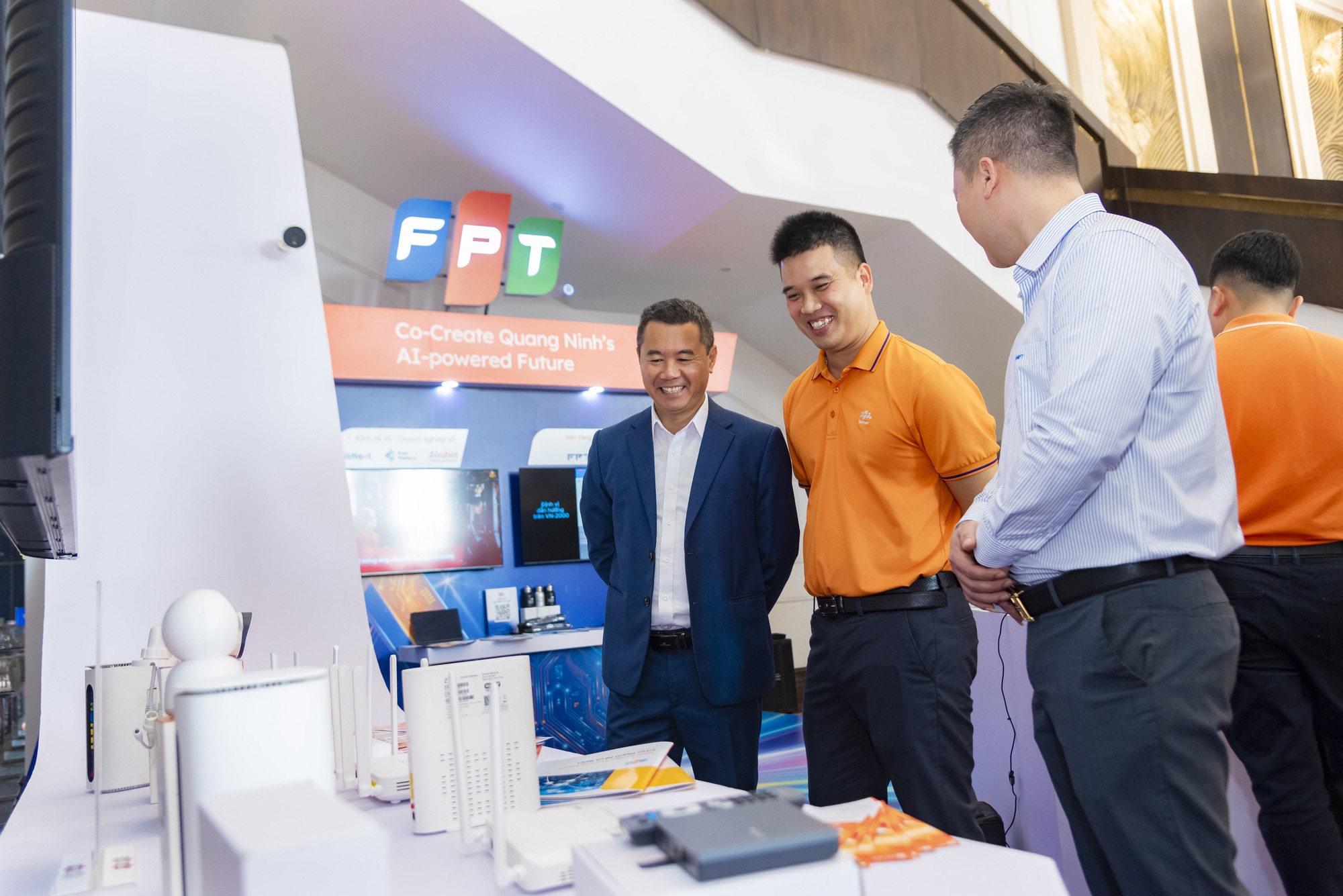 FPT trình diễn hệ sinh thái giải pháp công nghệ tại gian hàng triển lãm sự kiện